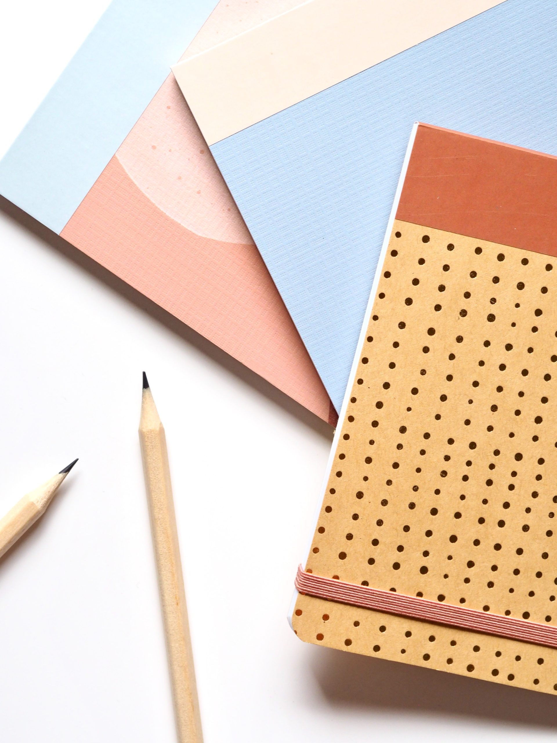 pexels-jess-bailey-designs-1764436 carnet, cahier, crayon de bois, couleurs pastels